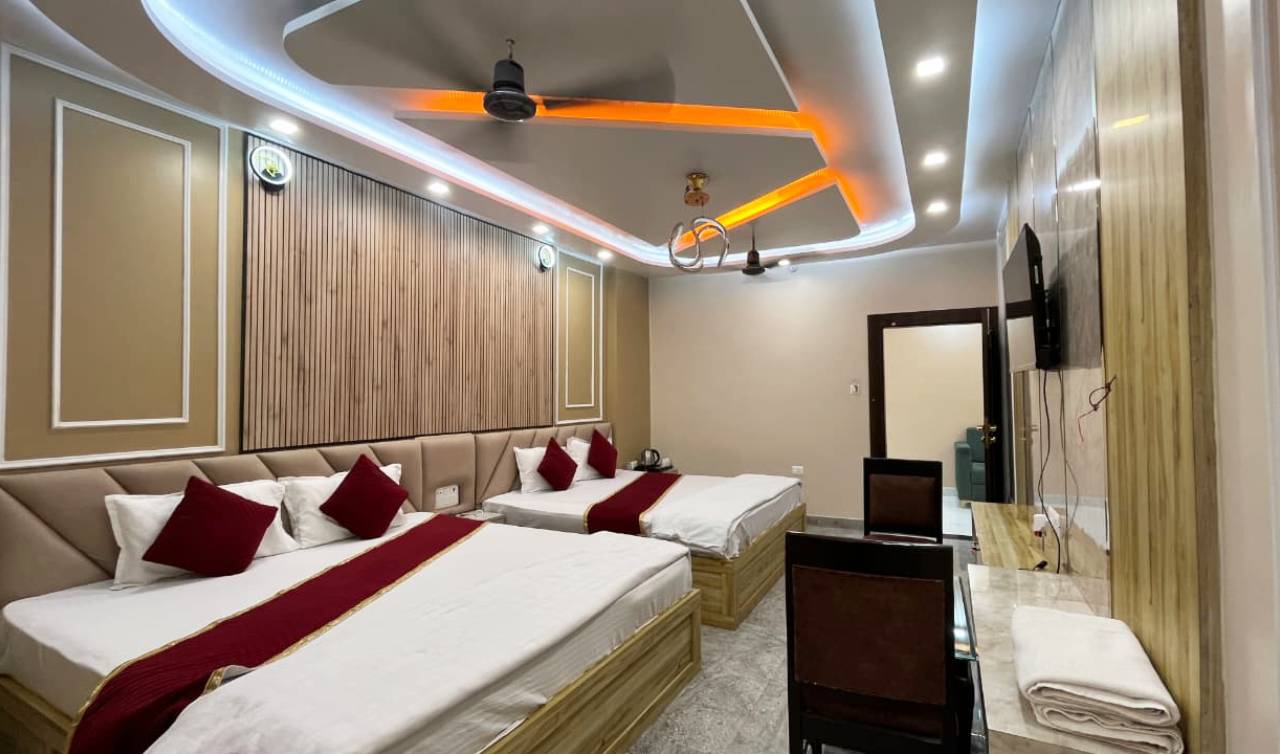 Hotel In Prayagraj Family Suite Room
